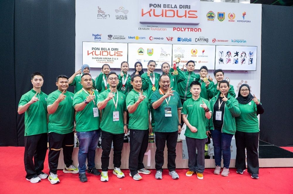 Ketua KONI Jatim Muhammad Nabil bersama skuad Wushu Jatim.