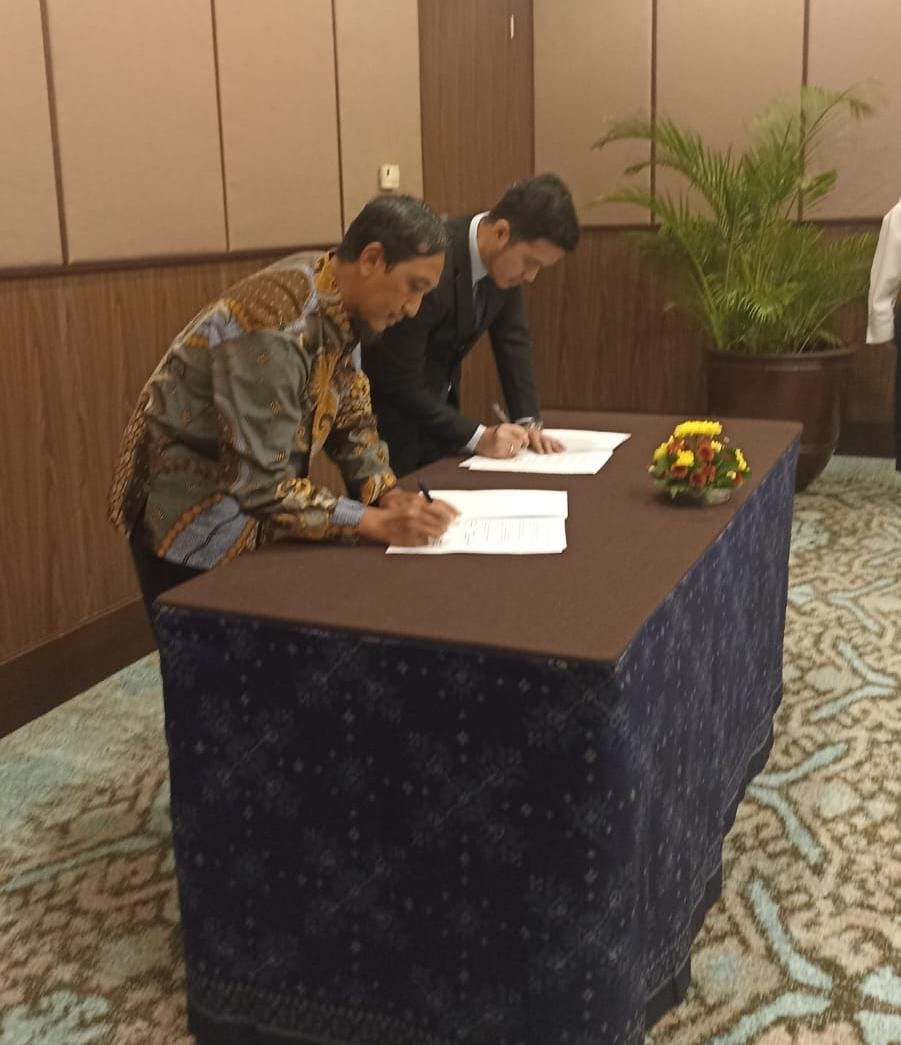 KOLABORASI: Pendatangan kerja sama MoU SMA Al Hikmah llBS Batu dengan International Global Network (IGN). (ANAS/RADAR SURABAYA)