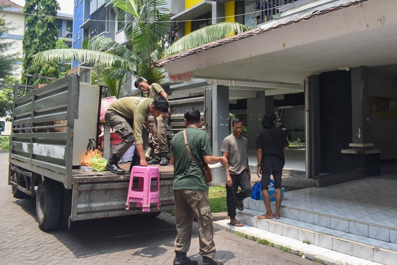 Pemkot Surabaya membantu warga yang terdampak normalisasi Sungai Kalianak pindahan ke Rusun Romokalisari.