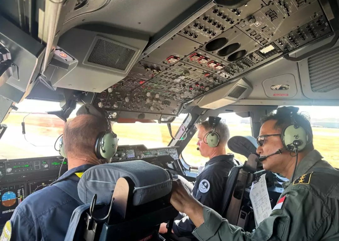Kepala Staf Angkatan Udara Marsekal TNI Mohammad Tonny Harjono saat melakukan joy flight A400M.