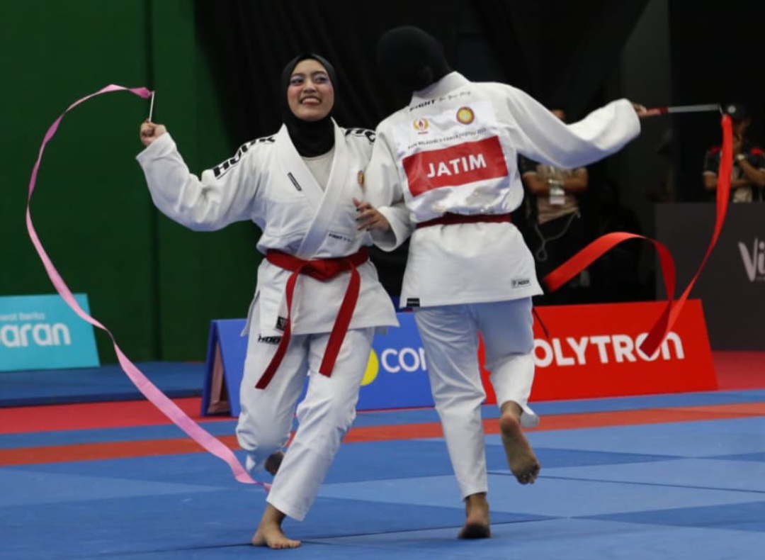 Dua atlet Jatim Lunamaya Angelica dan Nadia Fuadi meraih medali emas di nomor Show Syatem Ju-jitsu.