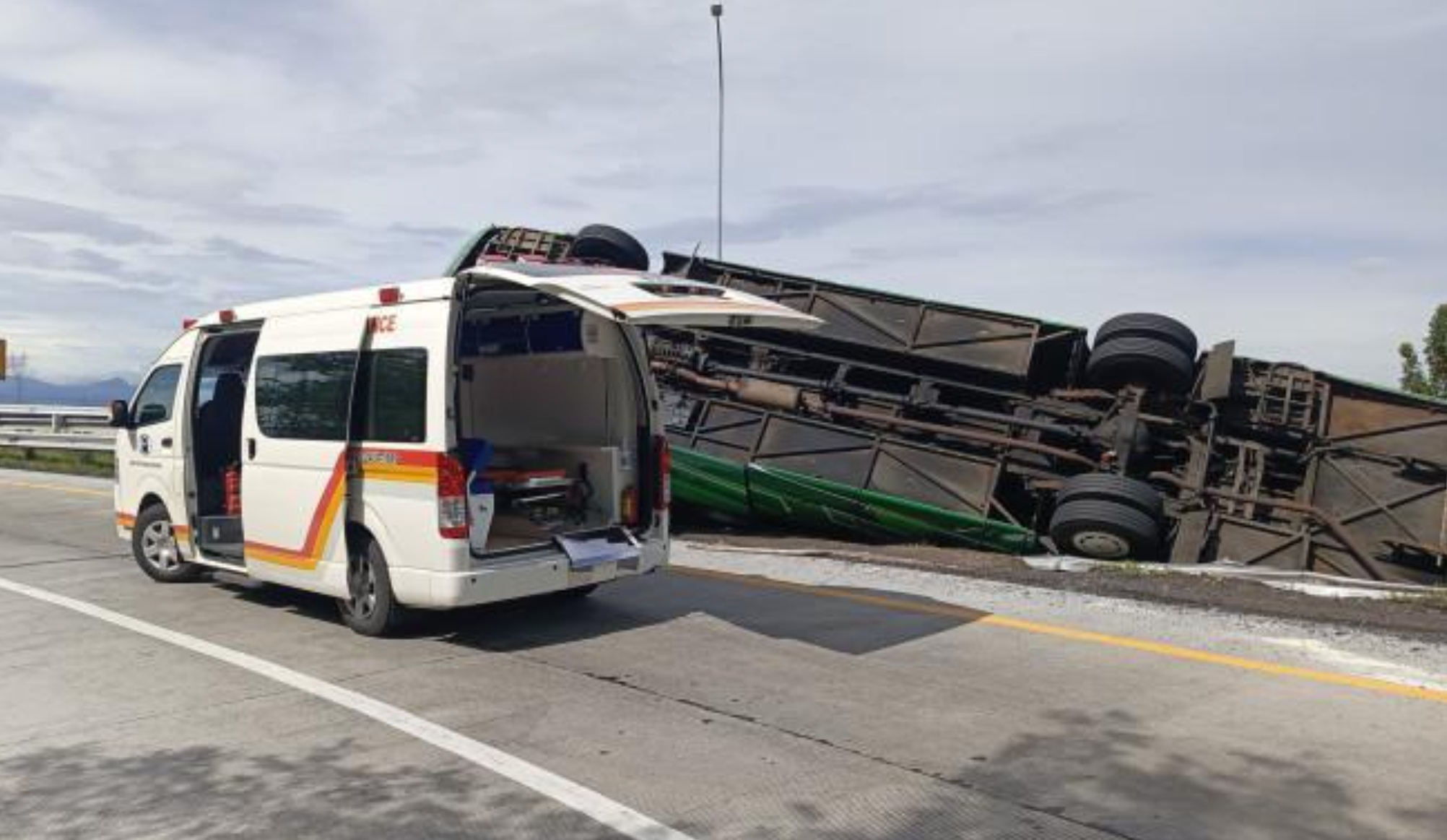 GARA-GARA REM BLONG: Bus pariwisata terguling di KM 313 Tol Pemalang-Batang, Jawa Tengah.