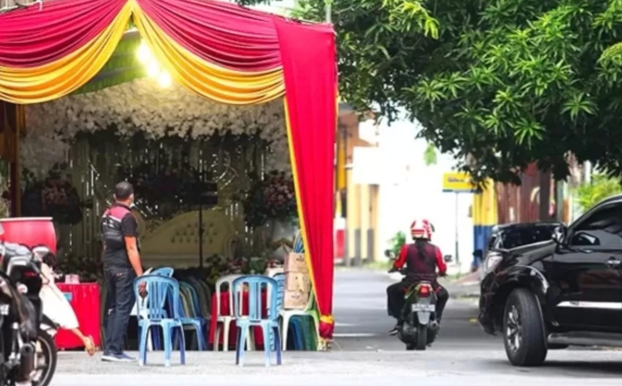 Ilustrasi tenda hajatan menutup jalan.