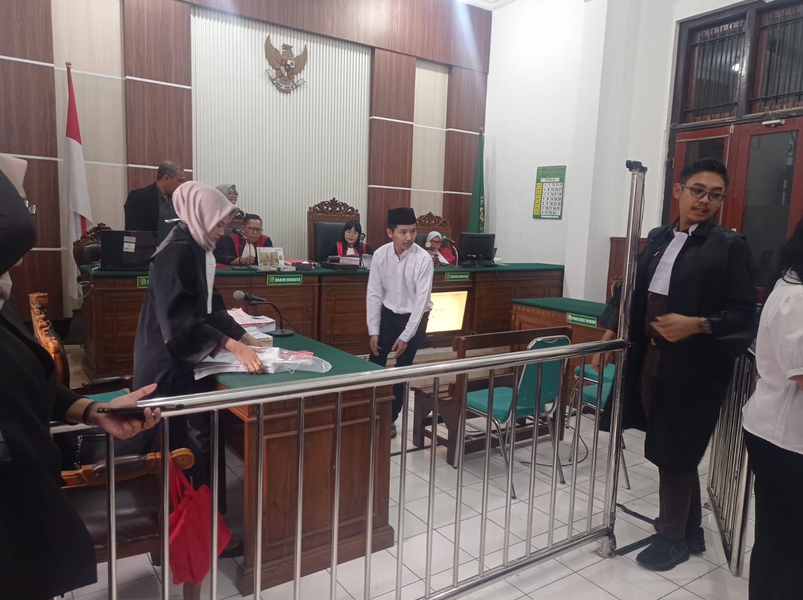 TANGGUNG JAWAB: Terdakwa mantan sales saat disidang di PN Surabaya. Ia menggelapkan uang perusahaan Rp 1,2 miliar.(SURYANTO/RADAR SURABAYA)