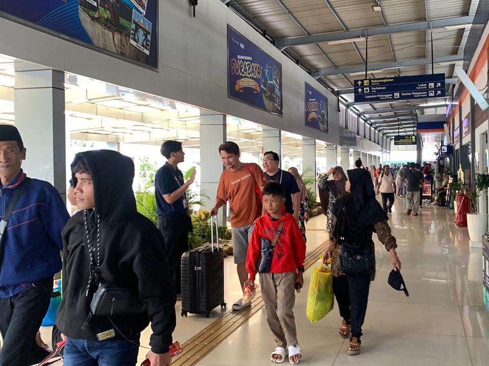 MOLOR: Para penumpang kereta api yang terdampak keterlambatan. (RAHMAT SUDRAJAT/RADAR SURABAYA)
