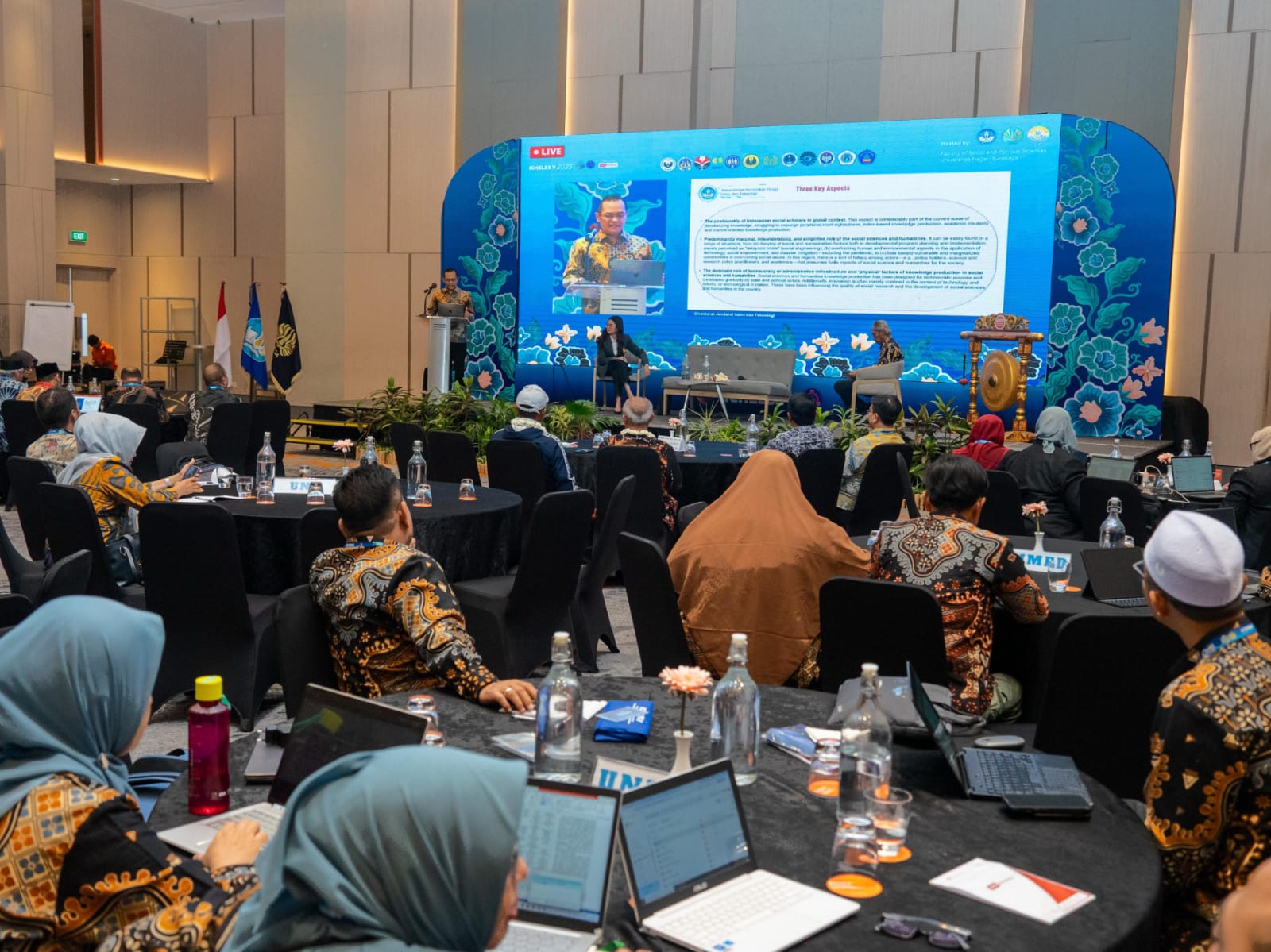 SUKSES: Unesa melalui Fakultas Ilmu Sosial dan Ilmu Politik menjadi tuan rumah The 5th International Conference on Humanities, Education, Law, and Social Science (ICHELSS).