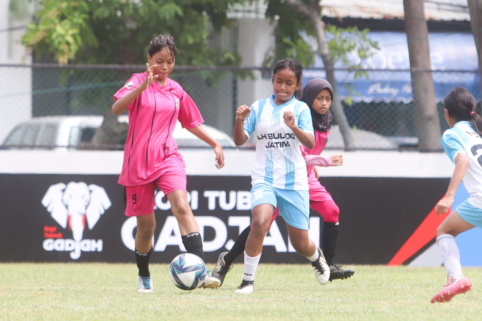 SEPAK BOLA PUTRI: Tim LH Bulog Jatim (putih) menghadapi Star Generation dalam kompetisi Hydroplus Soccer League Surabaya 2025/2026 di Lapangan Bogowonto, Surabaya.