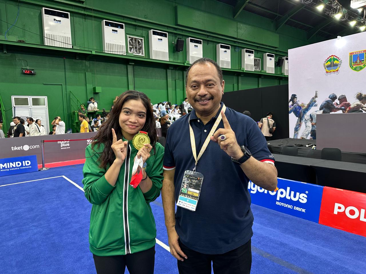 Ketua Umum KONI Jawa Timur Muhammad Nabil bersama atlet wushu Alysa Mellynar.