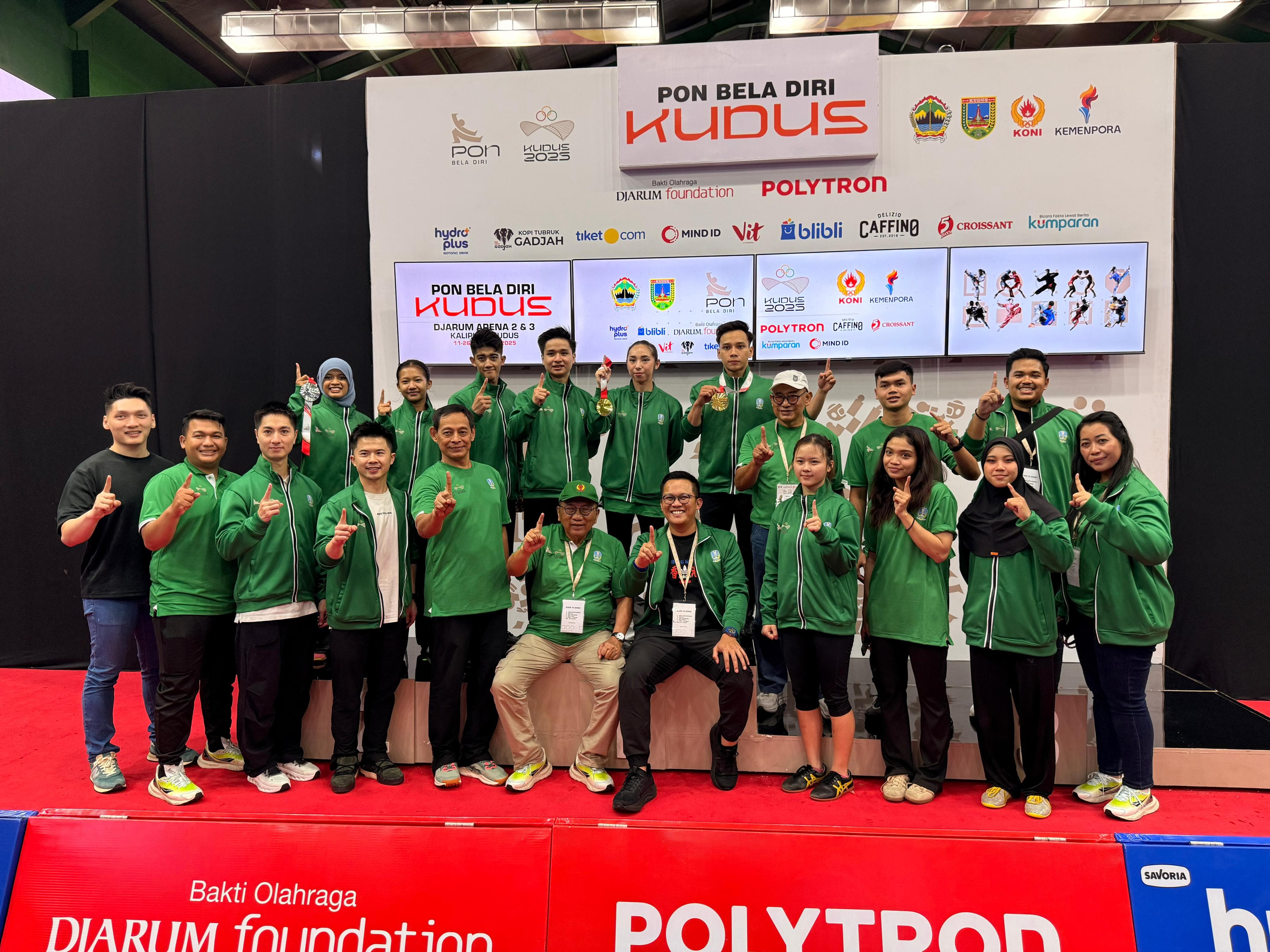 Ali Affandi (duduk kanan) bersama skuad wushu Jawa Timur yang tampil di PON Bela Diri 2025.