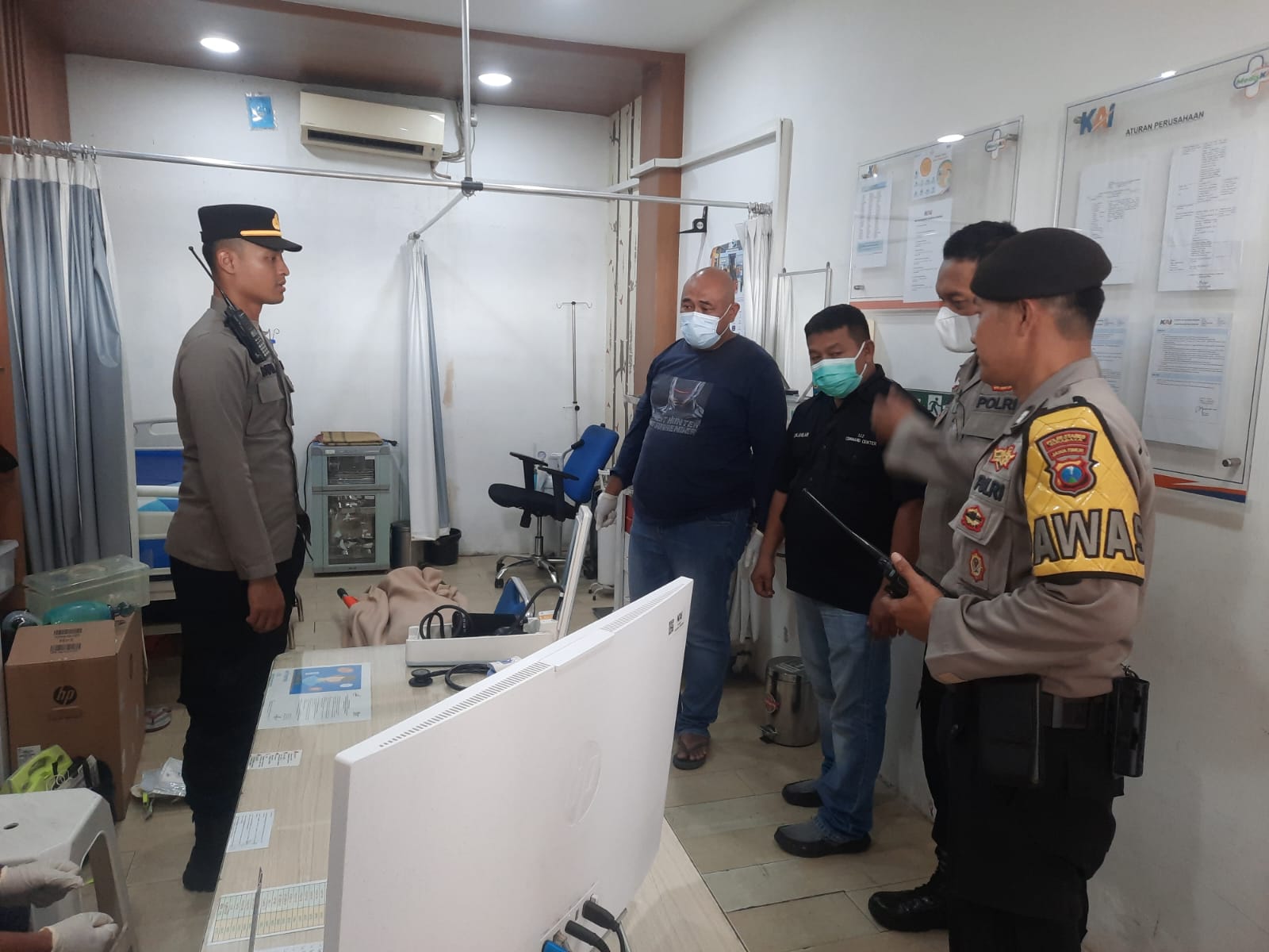 PEMERIKSAAN: Petugas saat meminta keterangan terkait penumpang yang meninggal di ruang tunggu Stasiun Pasar Turi, Surabaya.(IST/RADAR SURABAYA)