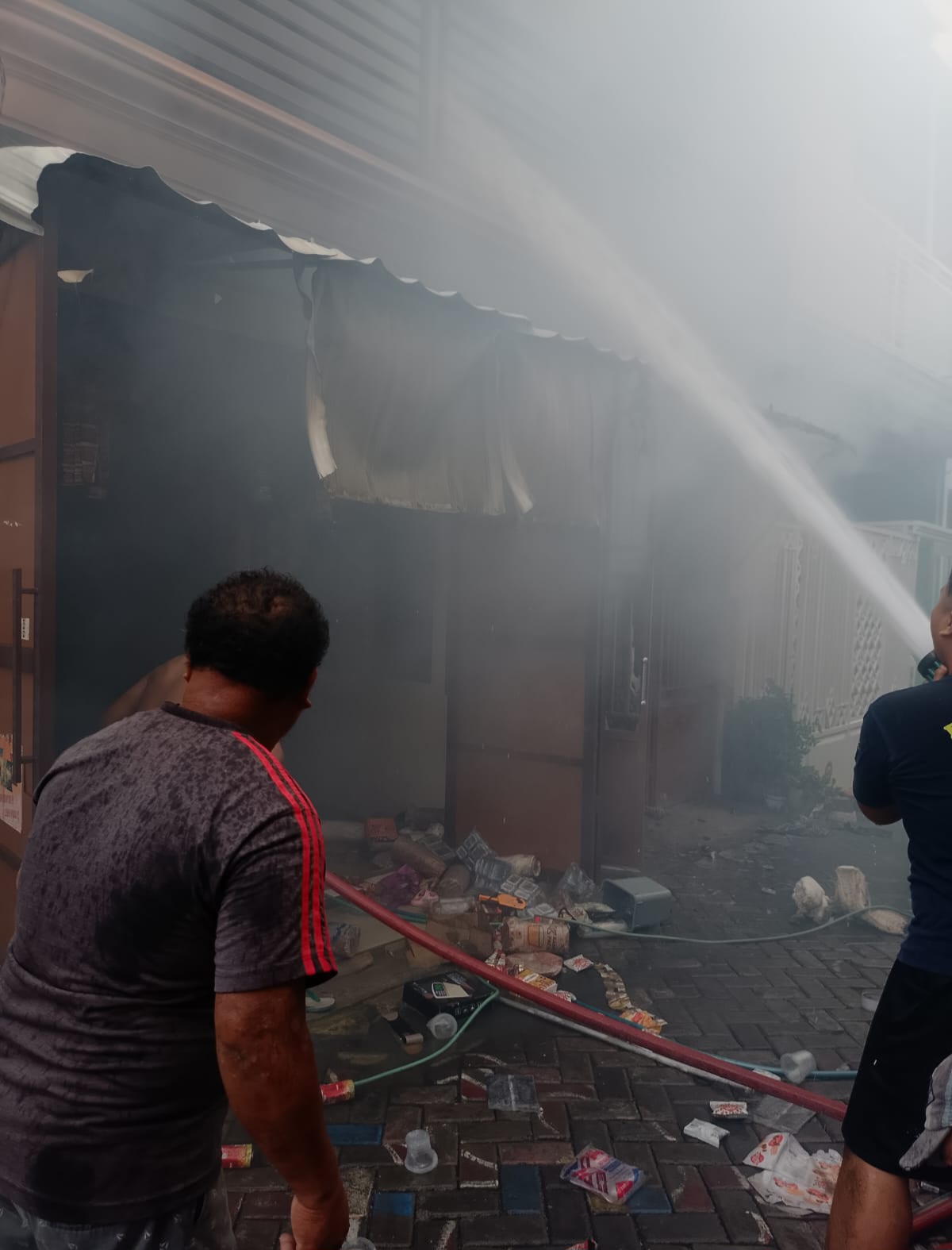 HANGUS: Rumah di Jalan Dukuh Jelidro, Sambikerep, Surabaya, terbakar. Diduga akibat memperbaiki sound dan merambat ke bensin yang sekitar lokasi. (IST/RADAR SURABAYA)
