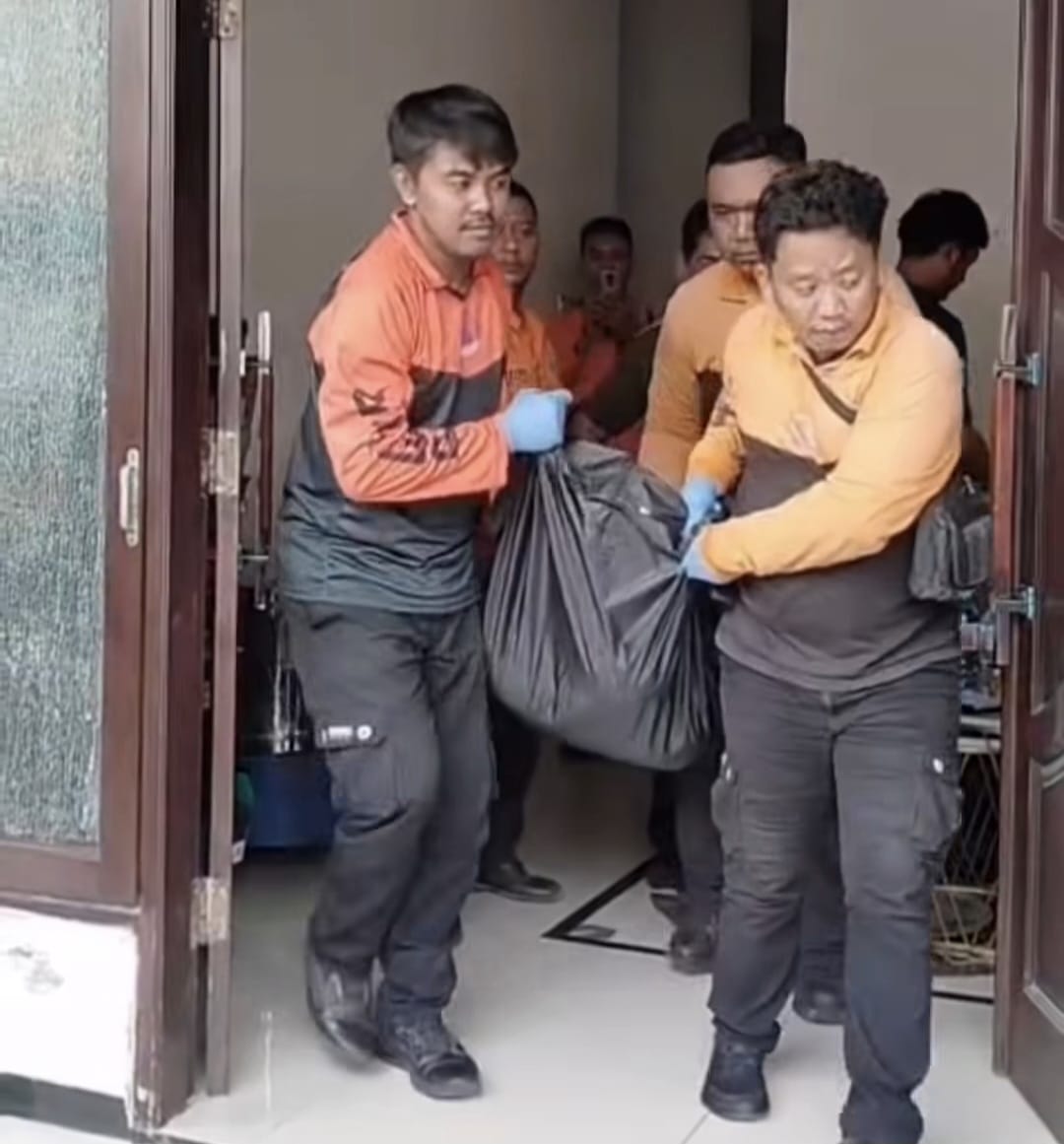 DIANGKAT : Petugas mengevakuasi jenazah korban tukang bangunan yang jatuh dari atap rumah di Jalan Dukuh Setro, Tambaksari, Surabaya, Minggu (26/10). (IST/RADAR SURABAYA)
