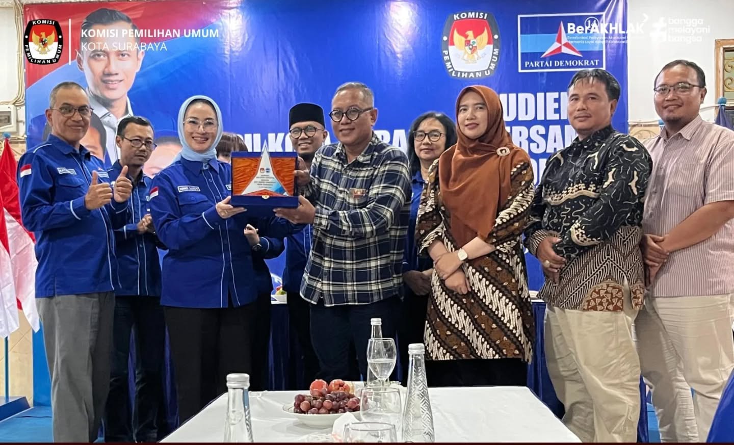Pengurus DPC Partai Demokrat Surabaya bersama komisioner KPU Surabaya. (IST)