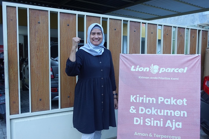 SEMANGAT: Giatun, salah satu mitra agen Lion Parcel di Surabaya.