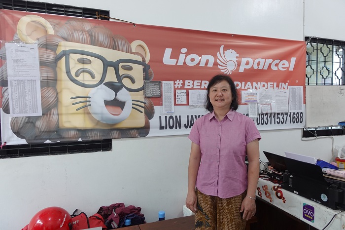 SUKSES: Ida Kusumawati, pemilik agen Lion Parcel di Surabaya.