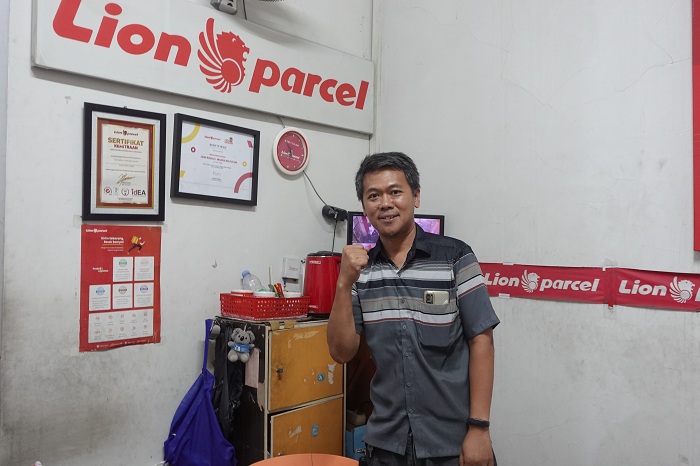 BANGKIT: Joseph, mitra agen Lion Parcel di Surabaya