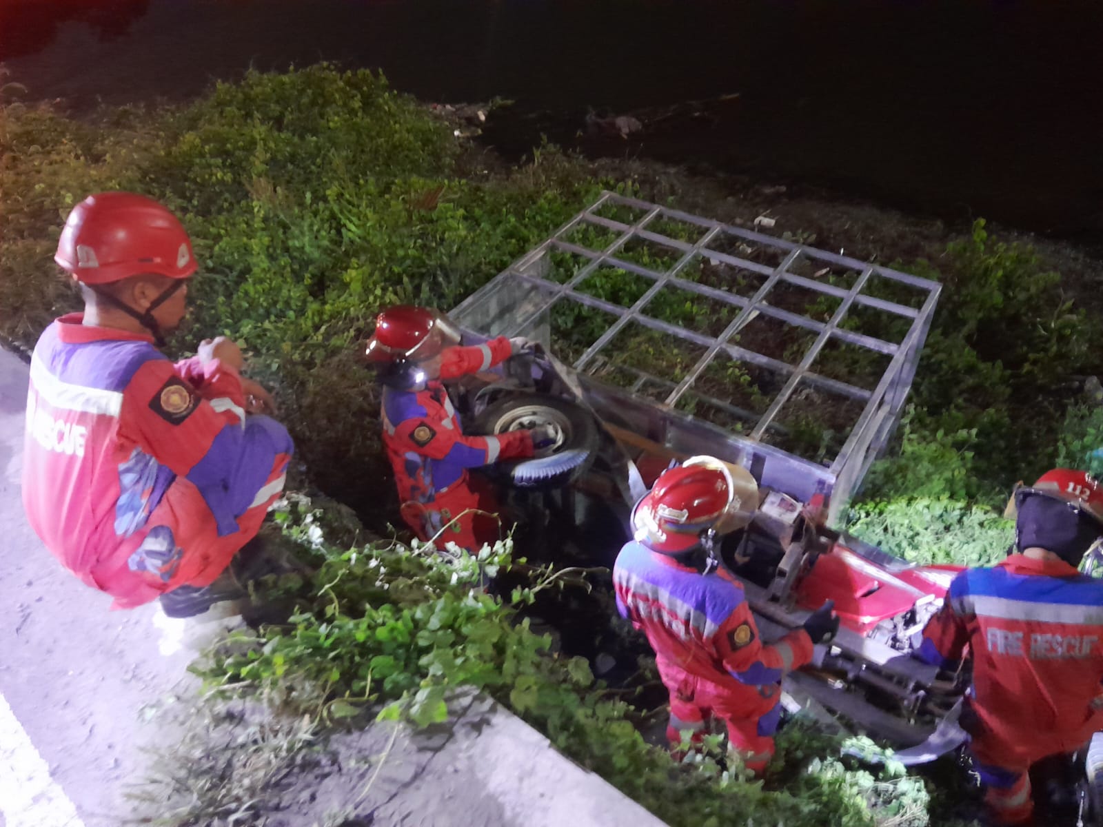 EVAKUASI: Petugas saat mengevakuasi kendaraan roda tiga dari sungai di Jalan Gunung Anyar Lor, Surabaya. (IST/RADAR SURABAYA)