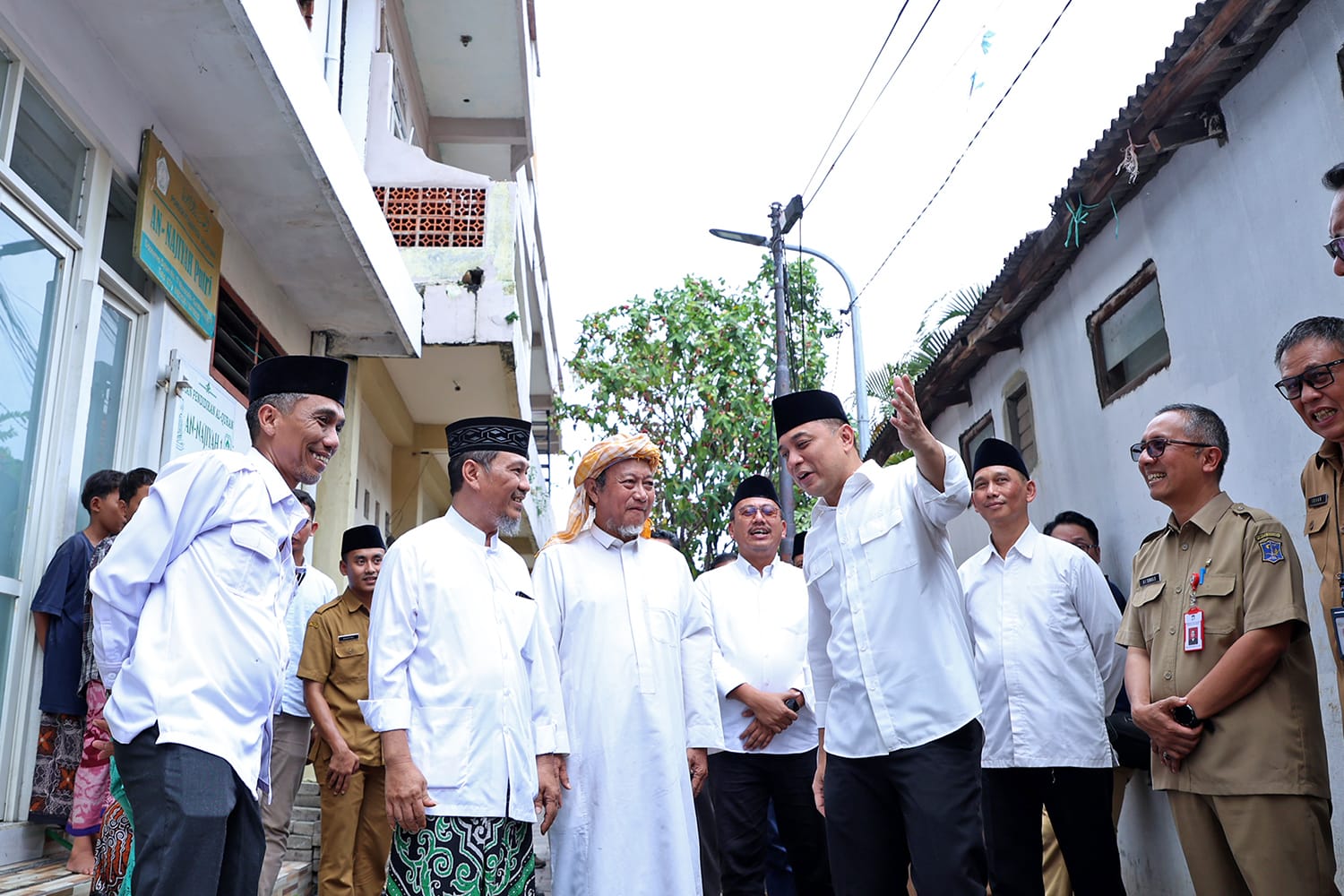 TURUN LANGSUNG: Wali Kota Surabaya Cak Eri saat melihat bangunan Ponpes di Sidoresmo. Pemkot Surabaya jadi kota pertama yang mengaudit bangunan ponpes.(IST/RADAR SURABAYA)