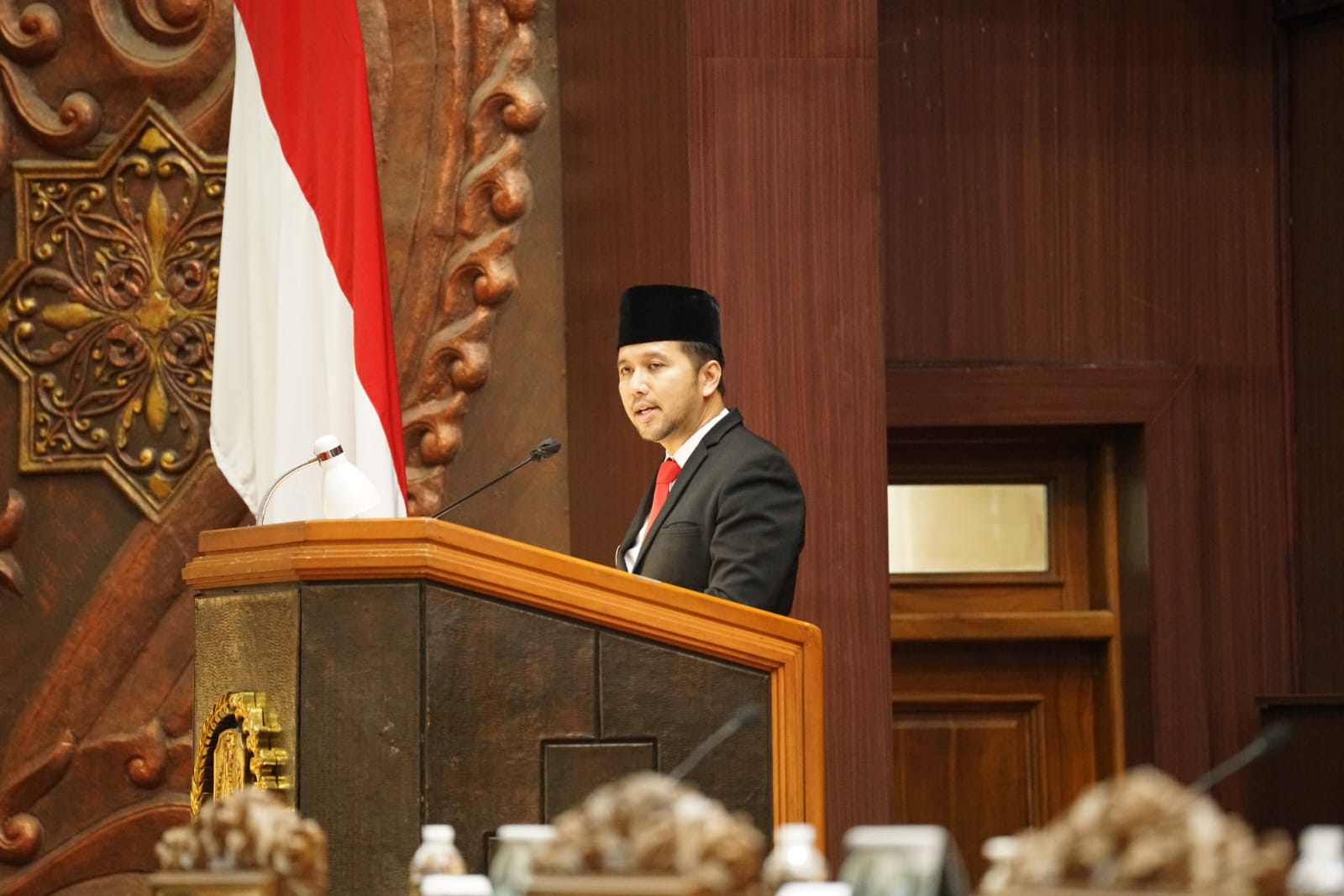 TEGAS: Wagub Jatim Emil Elestianto Dardak saat membacakan jawaban gubernur tentang perubahan raperda penanggulangan bencana. Pemprov jatim  menggunakan sistem berbasis risiko.(IST/RADAR SURABAYA)