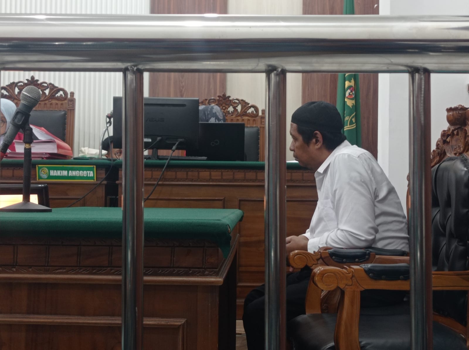 DISIDANG: Terdakwa saat didakwa di PN Surabaya usai melakukan penipuan jual beli rumah di Desa Klurak, Candi, Sidoarjo, seharga Rp 160 juta. (IST/RADAR SURABAYA)
