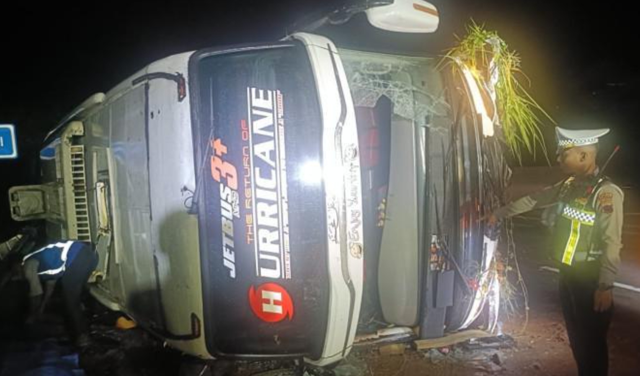 Bus pariwisata dengan nomor polisi B-7394-VGA terguling di Tol Batang KM 354 Jalur B, Minggu (26/10) malam.