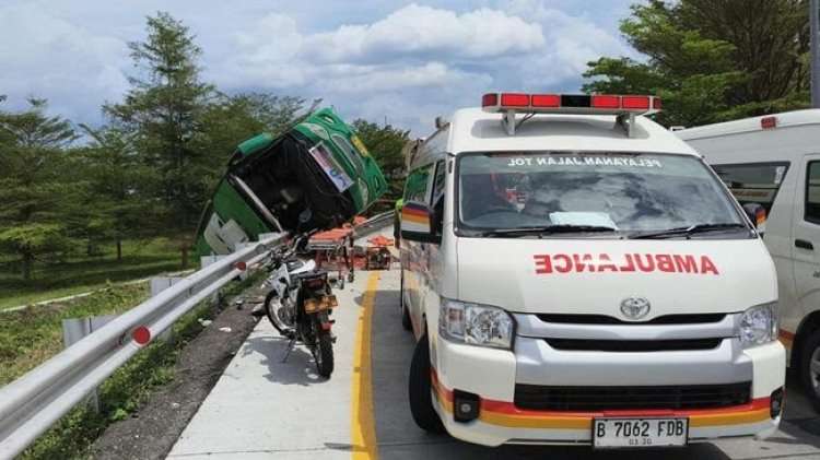 Diduga rem blong, bus pariwisata asal Semarang terguling di jalur menuju Guci. Enam korban masih dirawat di RS Siaga Medika, sementara empat lainnya sudah diperbolehkan pulang.