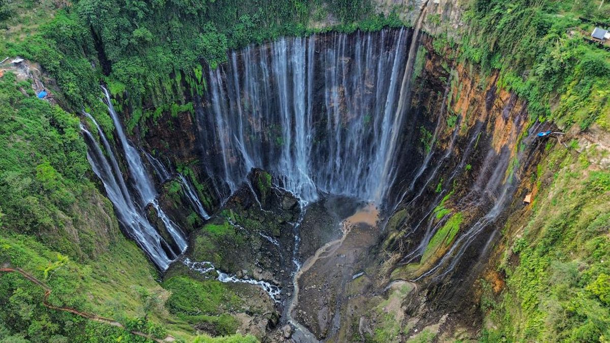 Wisata Alam Keindahan Air Terjun Dari Ketinggian Bukit.