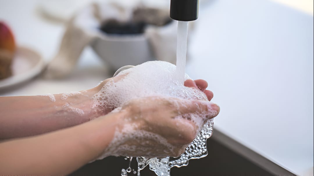 Cuci tangan berlebihan menjadi salah satu bentuk OCD.