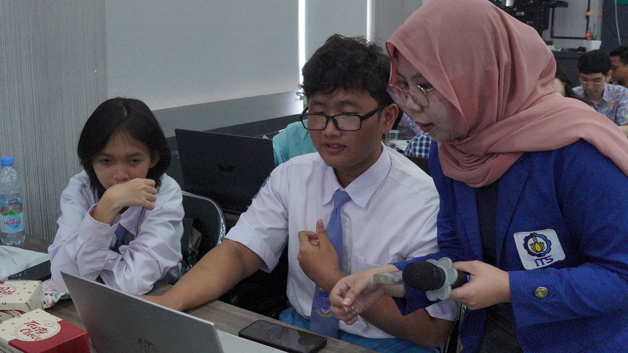 KECERDASAN BUATAN: Para peserta Pelatihan 1.000 Duta AI sedang mengerjakan kuis setelah menerima materi berjudul AI Ada di Sekitarmu. (RAHMAT SUDRAJAT/RADAR SURABAYA)