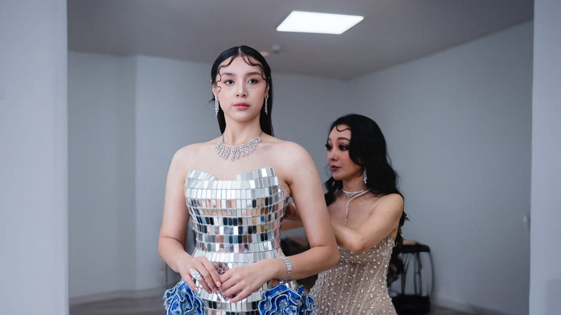 TREN PERHIASAN: Model berpose dengan mengenakan perhiasan dengan desain terbaru yang bertema "Morning Dew", terinspirasi dari butiran embun pagi hari, di salah satu hotel di Surabaya Barat.