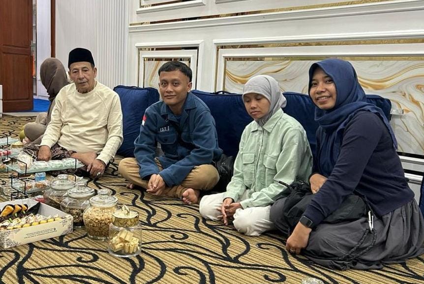 SILATURAHMI: Jajaran manajemen Indie Syafa Transforma bersilaturahmi dengan Habib Luthfi bin Yahya di Pekalongan. Pertemuan berlangsung hangat dan sarat pesan penting. (IST/RADAR SURABAYA)