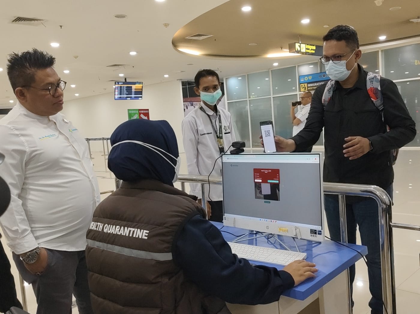 Kepala BBKK Surabaya, Rosidi Roslan saat meninjau langsung skrining kesehatan penumpang penerbangan internasional di Bandara Juanda Surabaya di Sidoarjo.