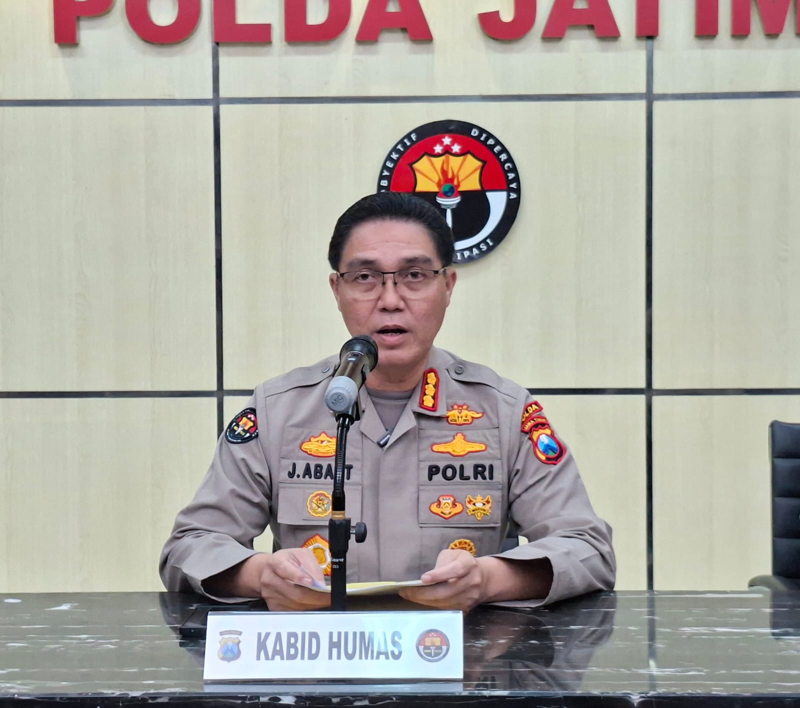 PENYELIDIKAN: Kabid Humas Polda Jatim Kombes Pol Jules Abraham Abast mengatakan, Polda Jatim menyelidiki kasus penipuan masuk ASN di Nganjuk. (IST/RADAR SURABAYA)