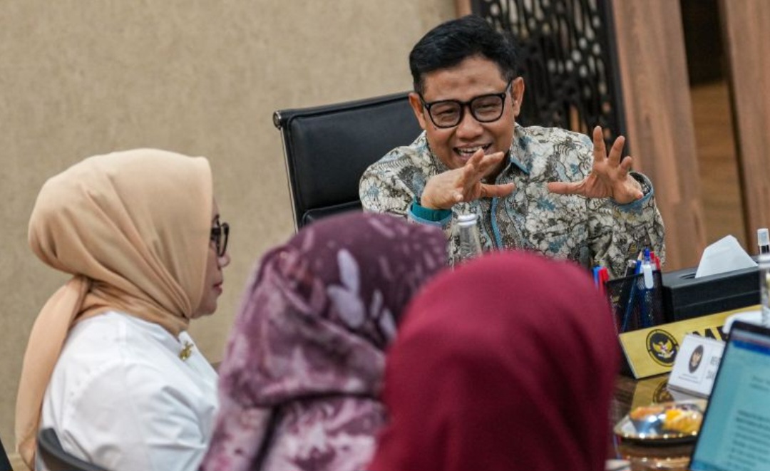 Menteri Koordinator Bidang Pemberdayaan Masyarakat Abdul Muhaimin Iskandar rapat dengan Menteri PPPA Arifah Fauzi di Kantor Kemenko Pemberdayaan Masyarakat, Jakarta, Senin (27/10/2025).