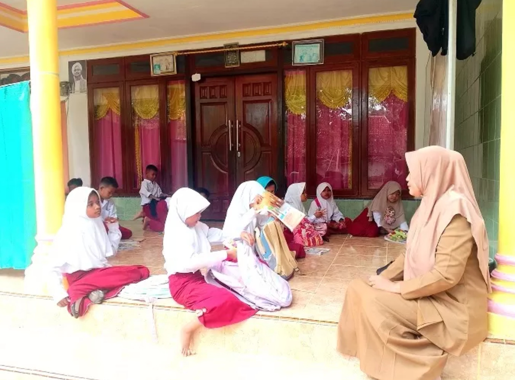 Sudah hampir sebulan siswa SDN Madulang 2 Sampang mengikuti KBM di teras rumah warga.