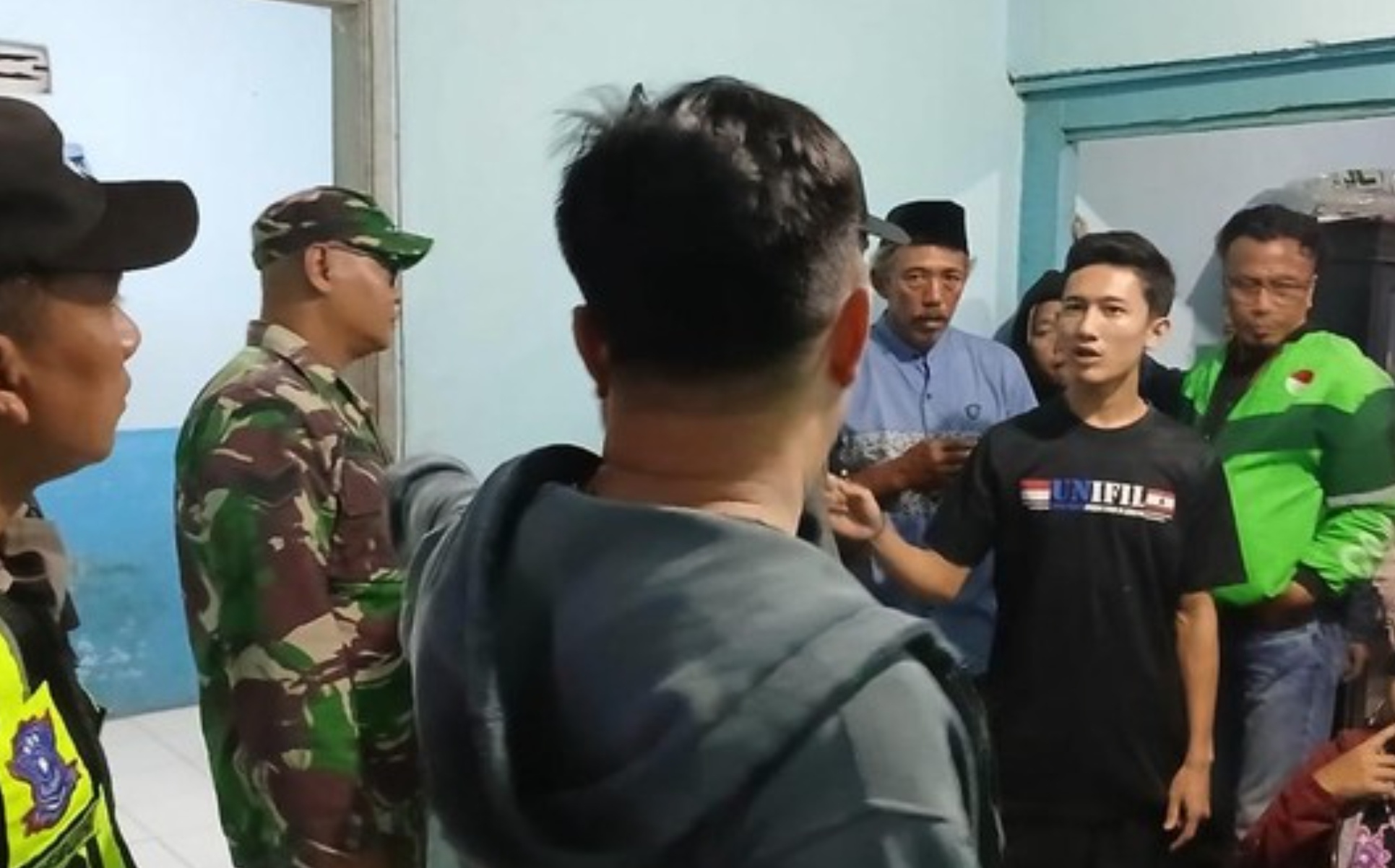 Penggerebekan rumah kontrakan di Malang yang diduga menjadi sarang prostitusi.