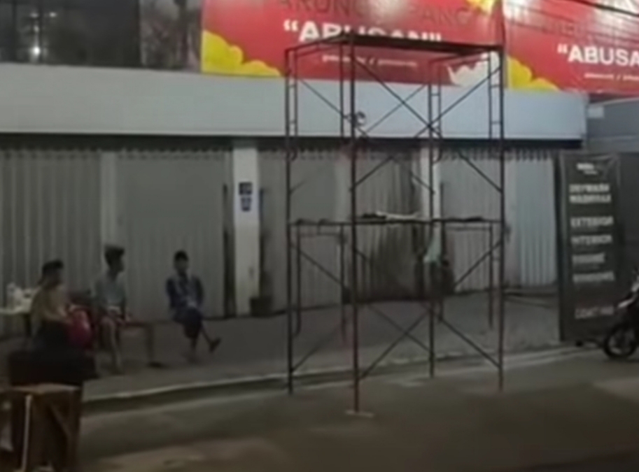 BELUM BUKA : Lokasi tempat usaha makanan yang dipalak orang. Pelaku meminta uang keamanan di Jalan Kupang Jaya, Surabaya.(IST/RADAR SURABAYA)