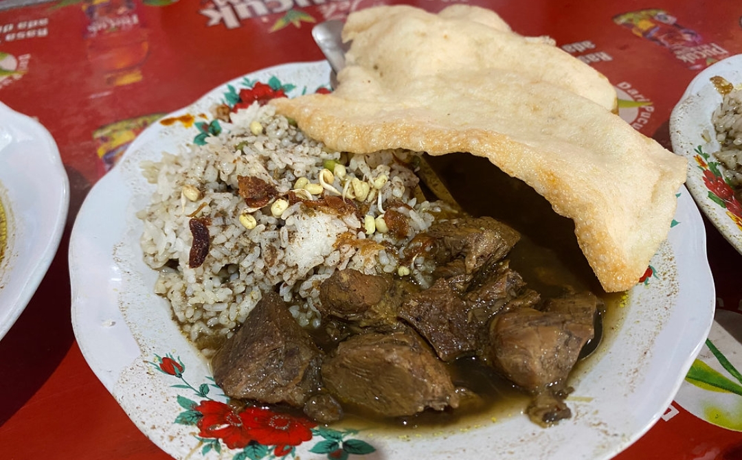 Rawon Kalkulator, daging empuk berpadu dengan kuah kental.