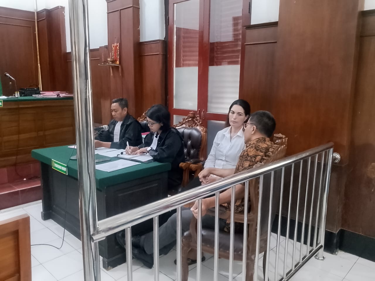 DIPERSOALKAN: WNA asal Belanda Kitty saat menjalani sidang di PN Surabaya. Dalam sidang ini hakim dan jaksa pertanyakan assesmen dari BNNK Surabaya. (SURYANTO/RADAR SURABAYA)