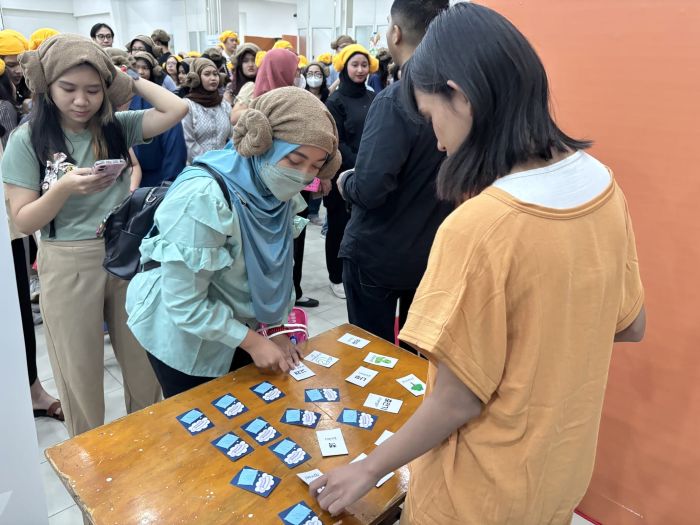 KHAS KOREA: Pengunjung mencoba permainan dalam Korean Fest 2025, yang digelar di Graha Widya Mandala.