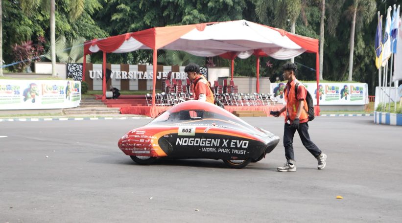 MELAJU: Mobil Nogogeni VIII saat melaju di sirkuit pada ajang KMHE 2025 subkategori Urban Etanol di Universitas Jember