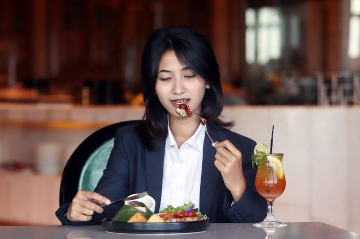 TUNA DABU-DABU: Ravena Gian Mahima menikmati sajian Tuna Bakar sambal dabu-dabu yang disajikan dengan minuman tradisional Bir Pletok, di Hotel Ciputra World Surabaya, Selasa (28/10).
