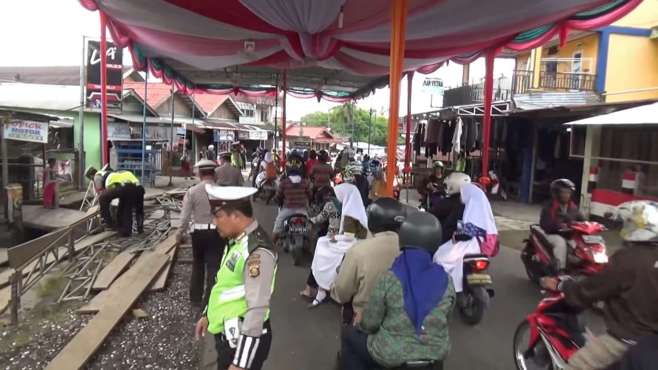 Tenda hajatan berdiri di jalan umum Surabaya.