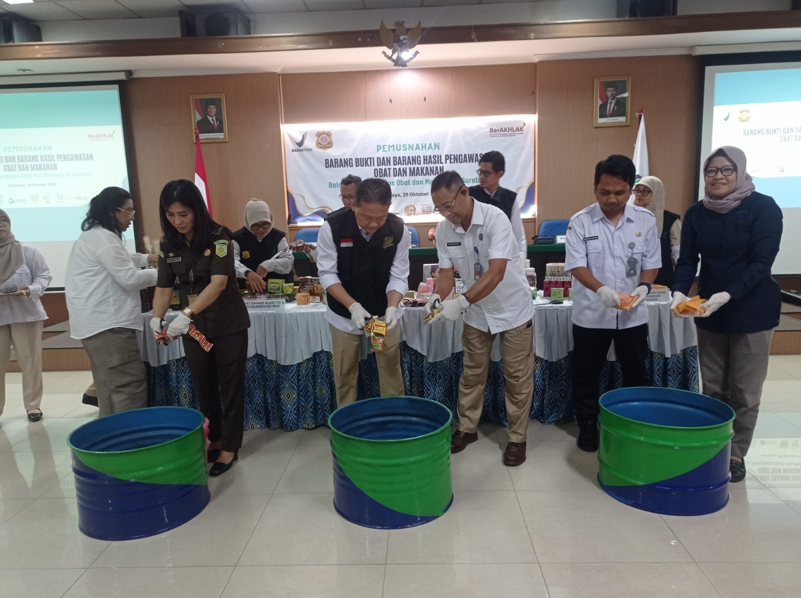 BARANG BUKTI: BBPOM Surabaya memusnahkan barang bukti 13 kasus obat dan makanan ilegal yang disita senilai Rp 10,3 miliar. (SURYANTO/RADAR SURABAYA)