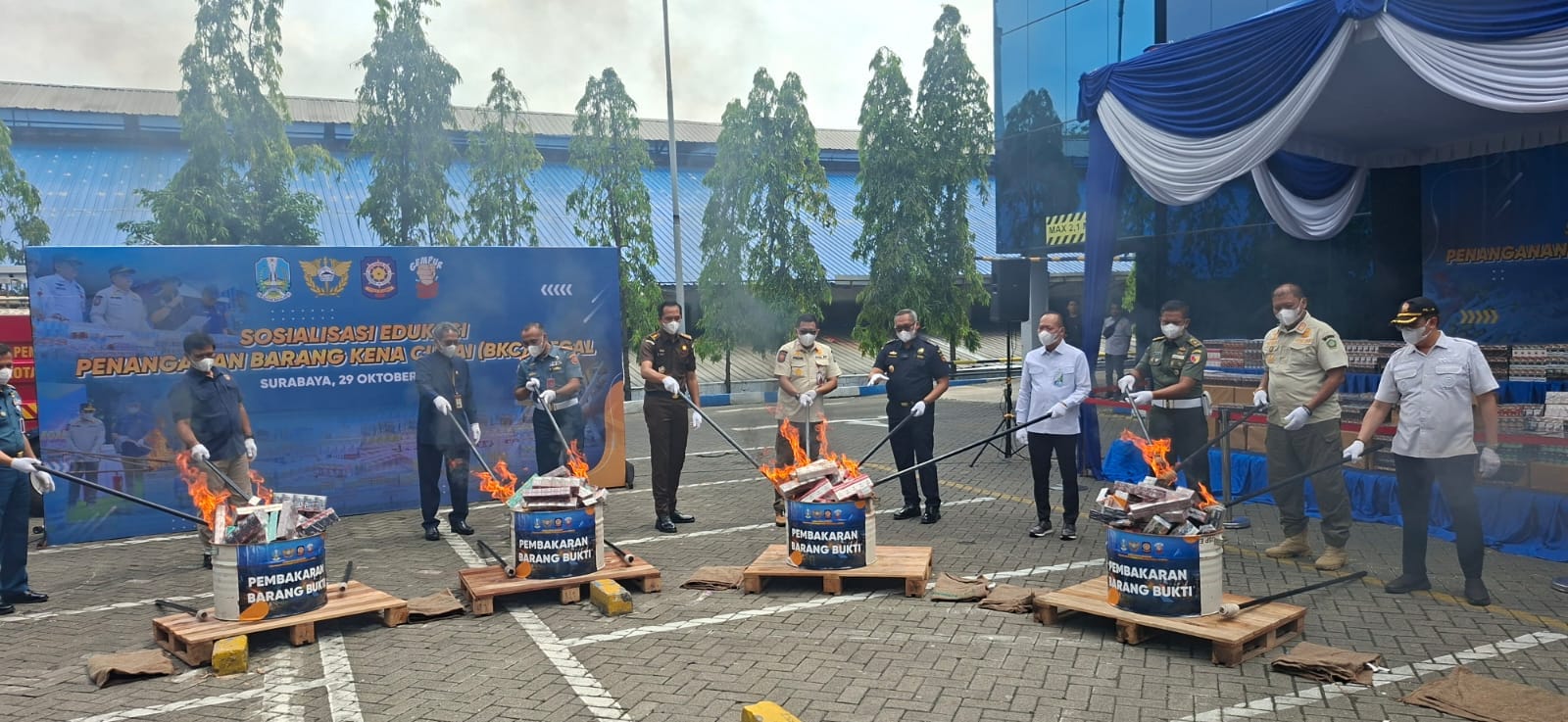DIBAKAR: Petugas gabungan Kanwil Bea Cukai Jatim I dan Satpol PP Jatim musnahkan 17 juta batang rokok ilegal.(IST/RADAR SURABAYA)