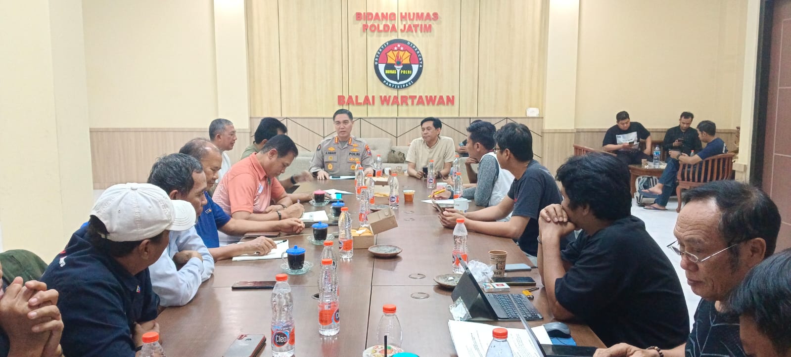 EDUKASI: Kepala Bidhumas Polda Jatim Kombes Pol Jules Abraham Abast bersama awak media menerangkan terkait bahaya radikalisme. (IST/RADAR SURABAYA)