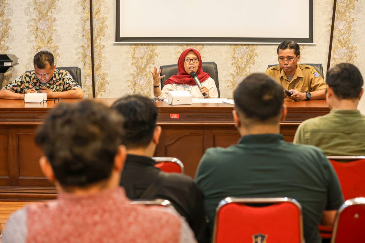 Kepala Dinkopumdag Surabaya, Febrina Kusumawati, mengatakan langkah ini diambil setelah pihaknya menemukan banyak konten yang memperlihatkan aktivitas penjualan mihol secara vulgar di dunia maya.