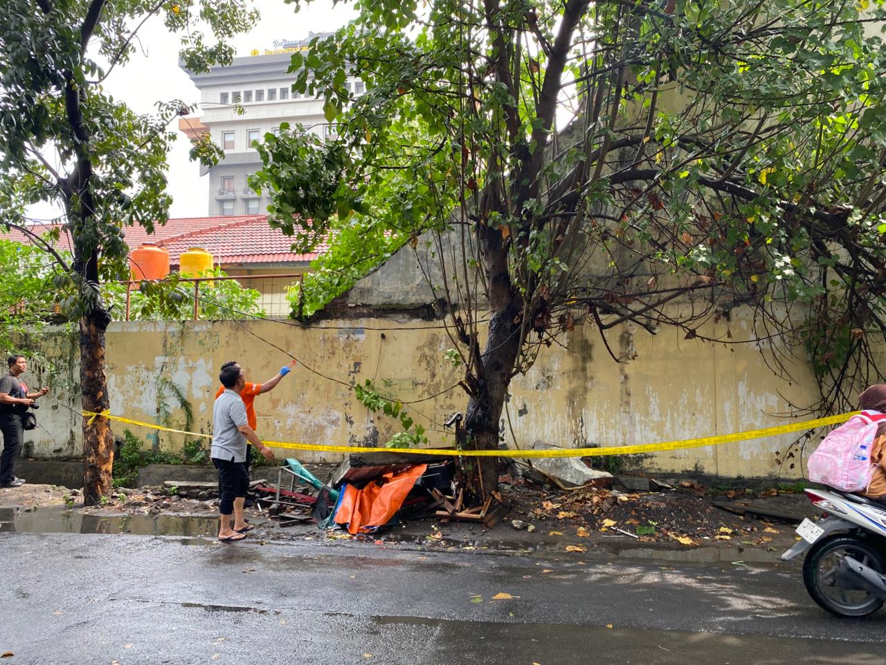 OLAH TKP: Tim Inafis melakukan penyelidikan di lokasi setelah tukang parkir tertimpa tembok hingga tewas di Dukuh Pakis, Surabaya. (IST/RADAR SURABAYA)