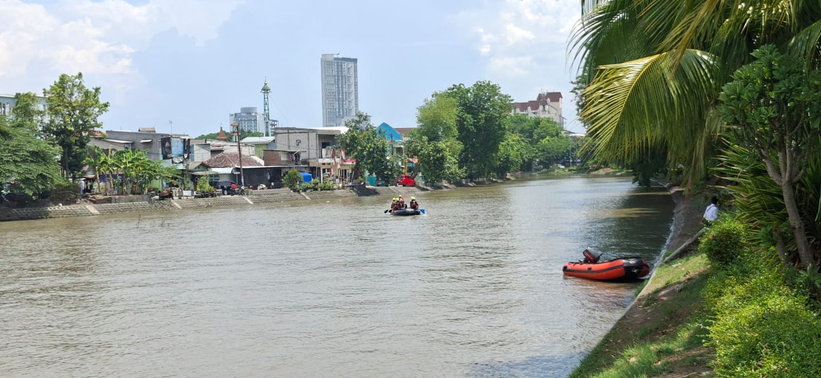 PENCARIAN: Seorang pria dikabarkan tenggelam usai mandi di depan pintu air Sungai Kalimas, Ngagel, Surabaya. (M MAHRUS/RADAR SURABAYA)