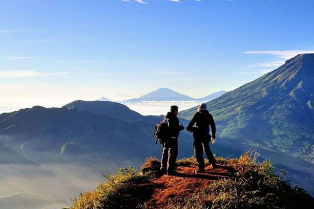 Bukit Sikunir merupakan salah satu wisata yang terletak di Desa Sembungan, Kecamatan Kejajar, Kabupaten Wonosobo. Bukit Sikunir berada pada ketinggian 2.300 MDPL (meter diatas permukaan laut).